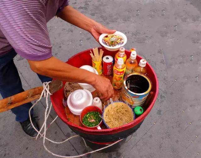 然而卖豆花的并不是天天出现在固定地点,有时三天见到一个,有时五天