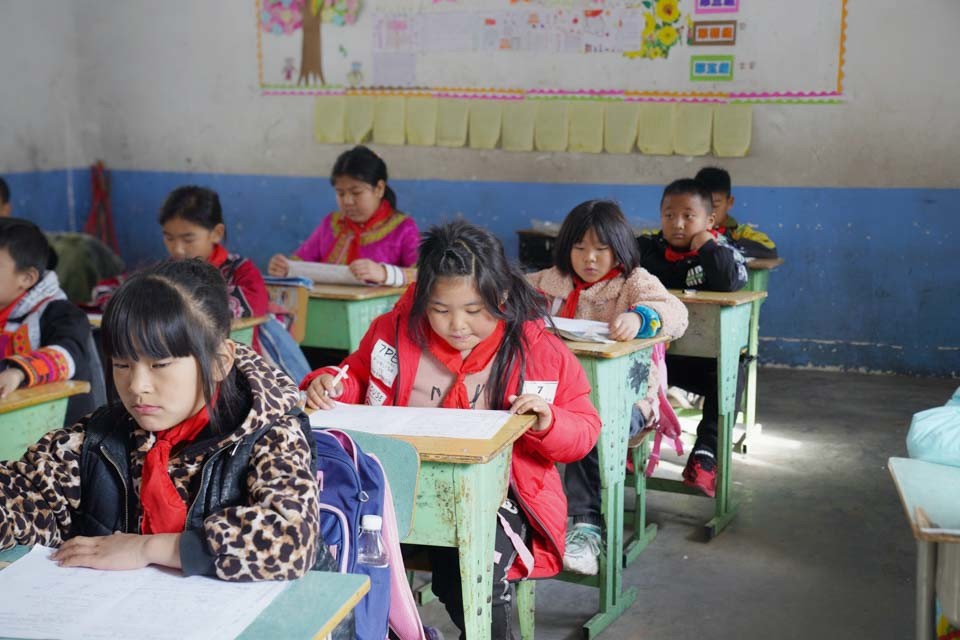 2020年,古路村的孩子现在可以去村子山下的乌斯河镇小学上学.