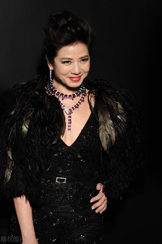 钟楚红风采依旧,穿白衬衫披红色双排扣大衣,时髦有型气质好