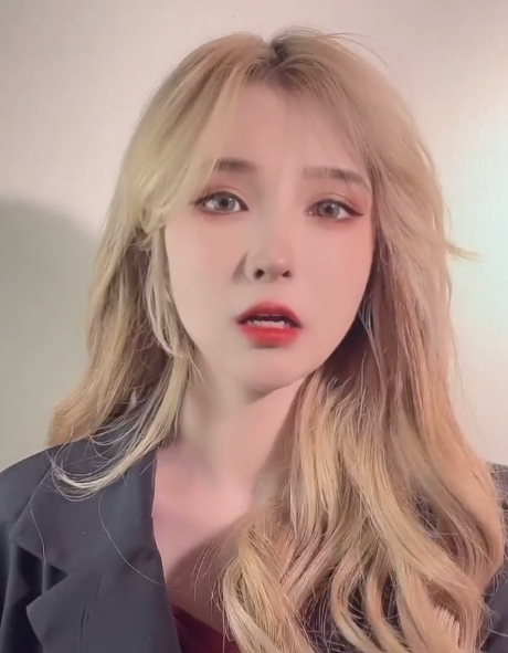 何婧婧线下参加活动被认出,与男粉拍照偷偷踮脚,这