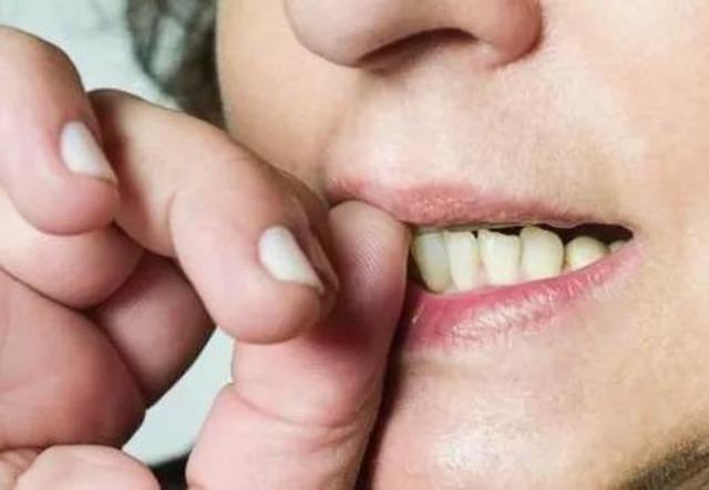 从小"舔手指"的孩子,长大难逃这2种"下场",快看有你家娃没?