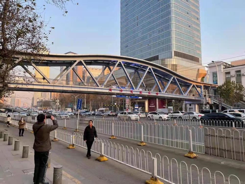 云南医疗队全国医疗队武汉感谢你们带你看看全国最火人行天桥上的云南