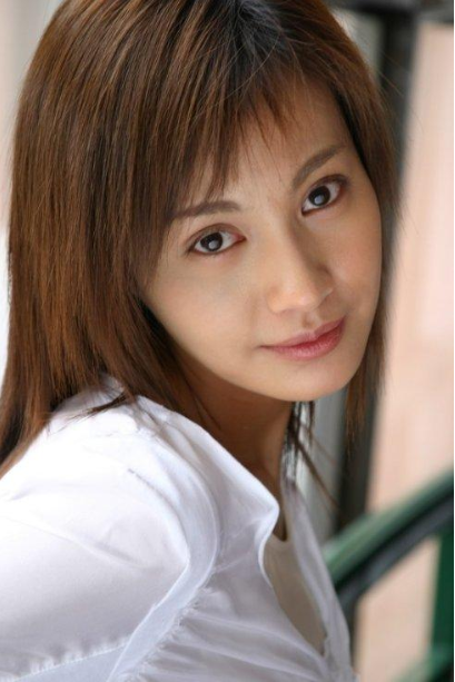 2004年,她和佟大为主演了爱情剧《蝴蝶飞飞》,在里面出演纯真善良的女