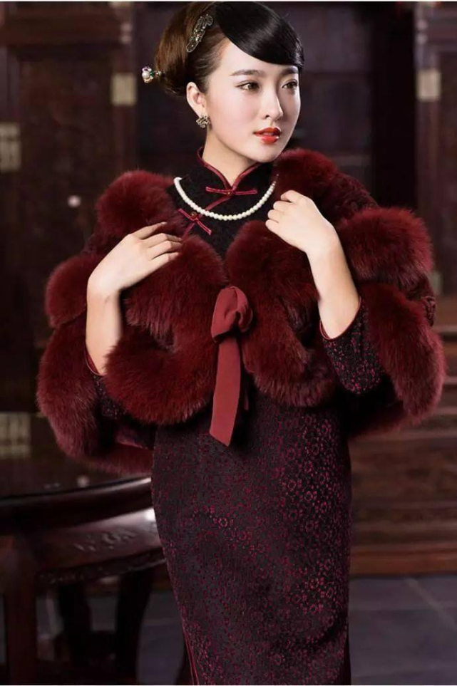 穿酒红缎面裙的陈荟莲,告诉我们何谓真正"贵妇气质"