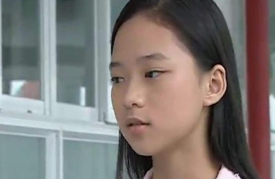 李静怡是班中温柔文静的女孩,成绩优秀名列前茅,与美琪美雪关系要好