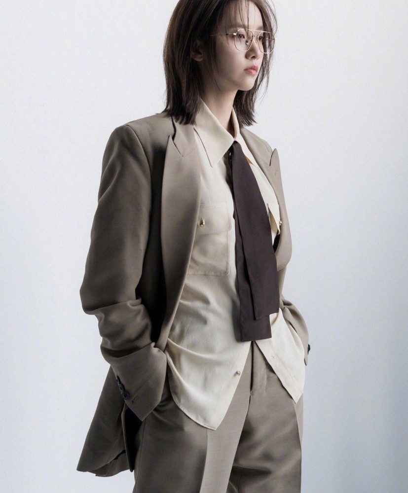 浅灰色的西装外套复古时髦,这个颜色比较衬肤色,虽然林允儿不黑,但是