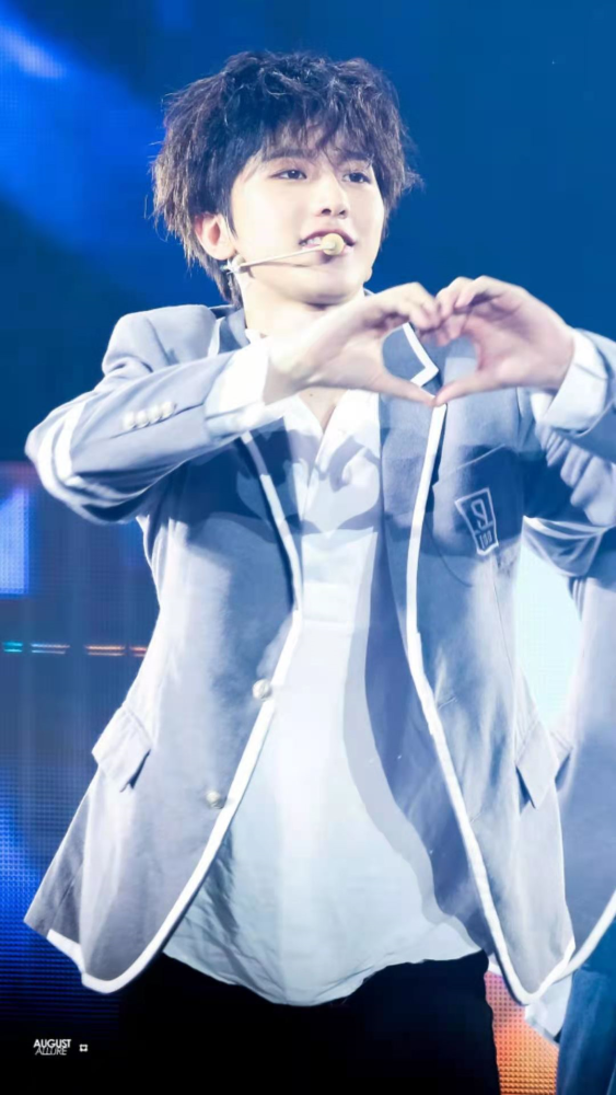 蔡徐坤是什么学历?原来他篮球打得这么好是上了这所学校_腾讯新闻