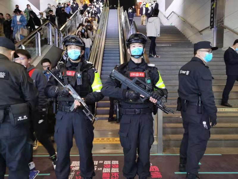 小吃摊起火了孩子走丢了莫慌这里有长沙特警
