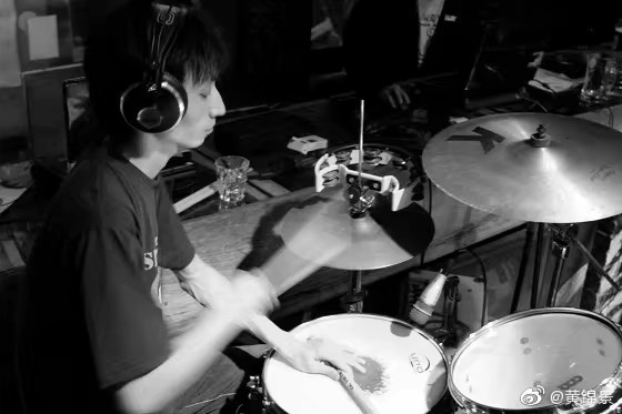 重塑雕像的权利鼓手黄锦:成都年轻人的眼界已超过老乐队