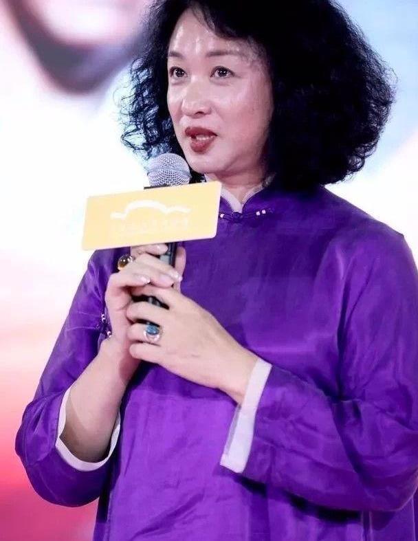 金星穿宽松版紫色旗袍,再烫个大妈卷发,有老上海阿姨的味道!_腾讯新闻
