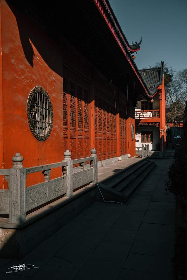 浙江蕭山鳳凰山中藏著一座神秘深山古寺坐南朝北別有一番意境