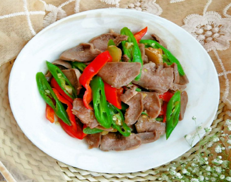 难度分析:掌握猪舌头的去腥处理,掌握炒猪舌头的火候和技巧,难度不高.