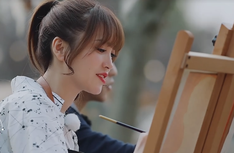 盛况戴着前女友信物和金莎约会,被金莎无意看到后,下意识反应藏不住