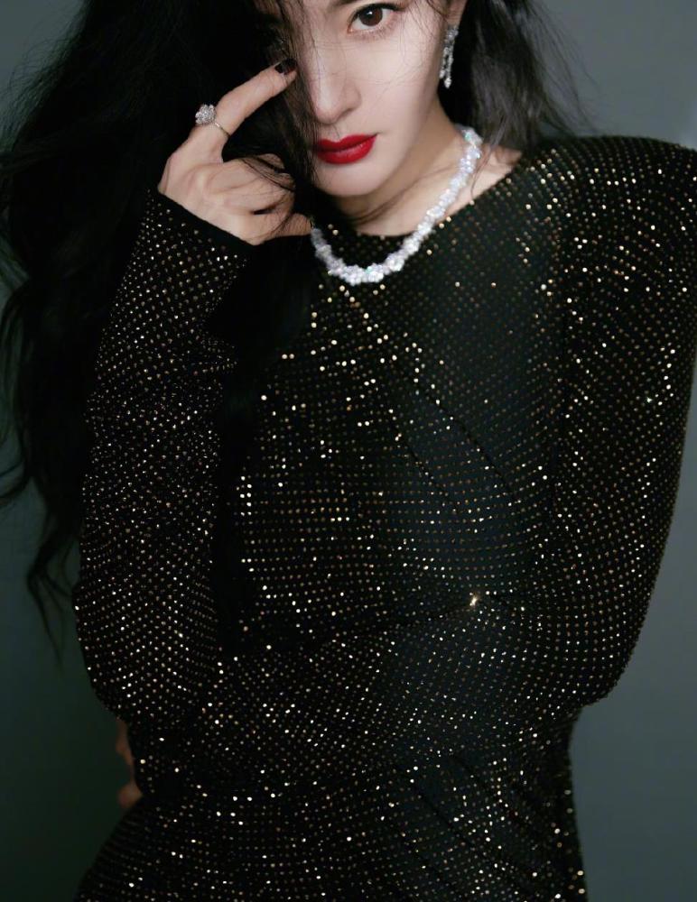 杨幂穿闪钻亮片连衣裙高级惊艳,穿西服裙装干练时髦,女王范十足
