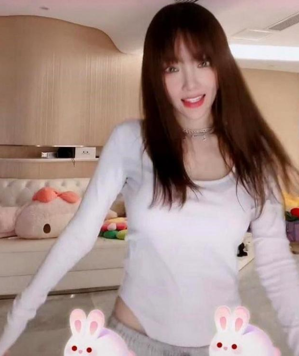 李小璐穿"连体衣"床前热舞,获8万网友点赞