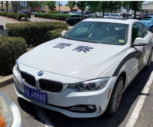 再看車頭部位,車牌是魯b88888,車子的外在看起來,毫無疑問就是一輛