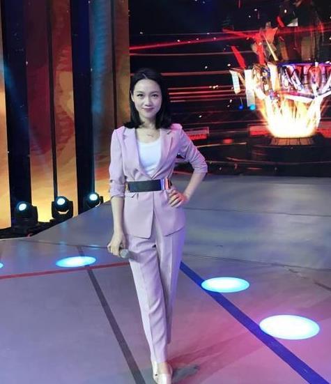 周群素颜看油画院展皮肤暗淡无光穿着少女却一脸大妈感