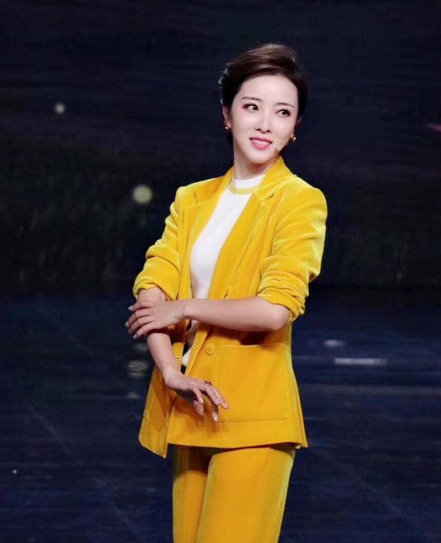 李思思不愧是新任央视一姐!身穿宝石蓝西装,不土不俗反贵气十足