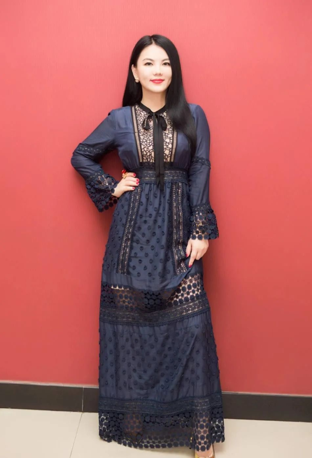 李湘的造型真喜庆一件红色蕾丝上衣搭配半身裙看上去十分高级