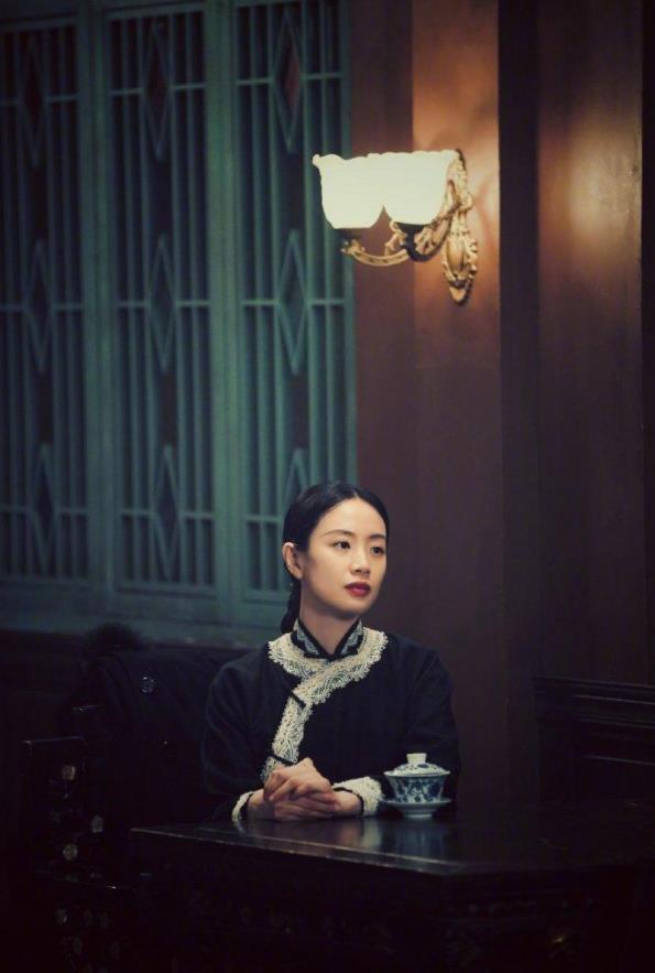 李梦过往大牌行为被扒片场大吼太难搞被吐槽一撮头发摸15分钟