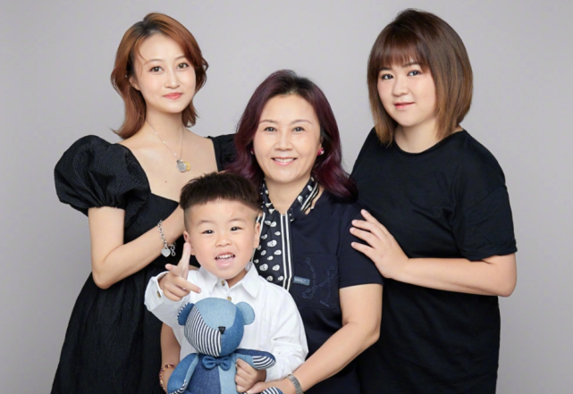 巴啦啦小魔仙绿魔仙是美琪姐姐魔仙女王是美琪妈妈一家都是魔仙