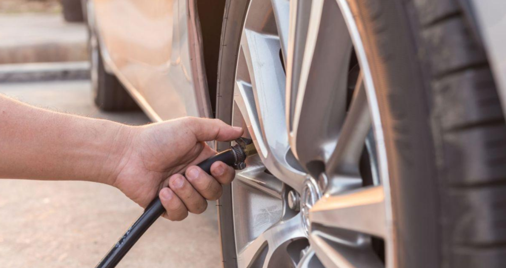 为何汽修店给轮胎打气都打2.5个,这样做真的对汽车很好吗?_腾讯新闻