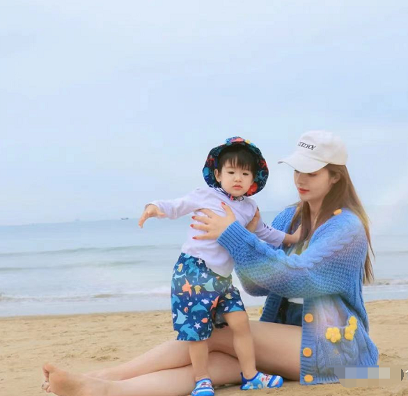 麦迪娜晒姜潮视角度假照,2岁儿子身高像三四岁孩子,越长越帅气