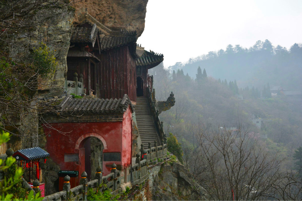 武当山镇山桃木剑挂在崖上600年不烂高人放上去的