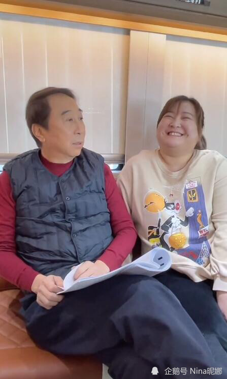 贾玲罕见同框师父180斤穿卫衣身材圆润给63岁冯巩介绍对象太调皮