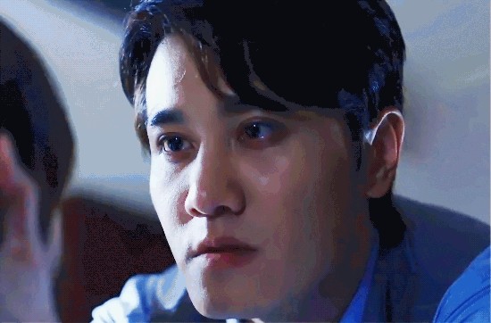 有人说导演将彭冠英拍得像恶魔王后的眼神,但原著中的傅慎行却也不是