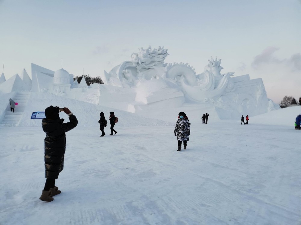 节日期间游人畅享哈尔滨冰情雪趣 冰雪大世界两天迎宾3.
