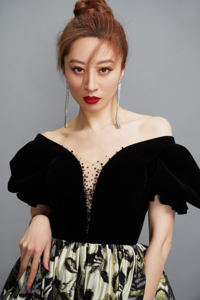 卫薇儿亮相瑞丽2020时尚盛典红毯上演巴洛克女王本王