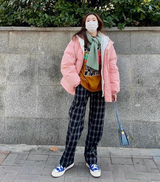 今冬火了一种"混搭"穿法,羽绒服 格子裤,尽显时髦街头范