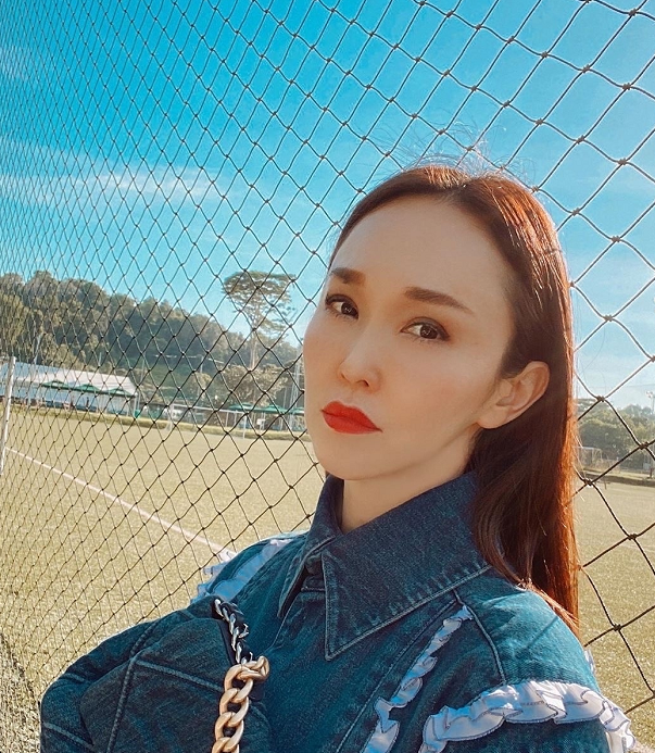 新加坡第一美女范文芳保养真好穿牛仔衣好时髦大长腿太抓眼球