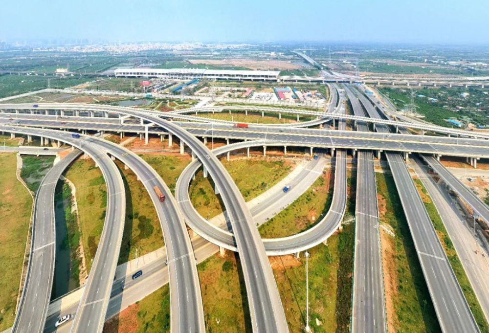 较"十二五"的102亿元增长了218%;高速公路完成投资324亿元,邹内和 摄