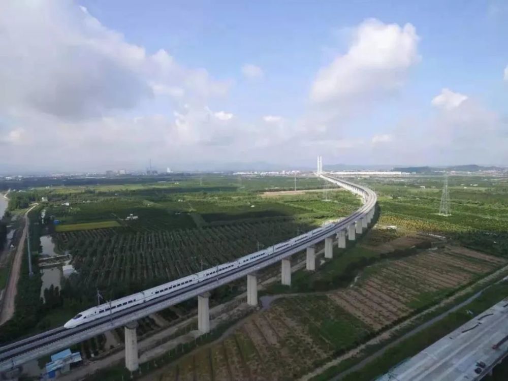 近年来,江门市以打造江门站为核心,积极推进深江铁路,南沙港铁路,深南