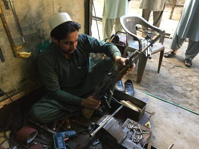 百年造枪历史的白沙瓦,你没有见过的脑洞设计,栓动版ak47