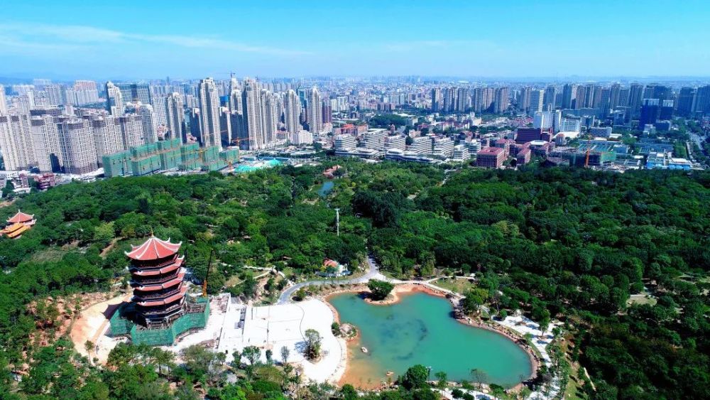 登上八仙阁的最顶端,环视四周,晋江中心市区景色尽收眼底;眺望远处