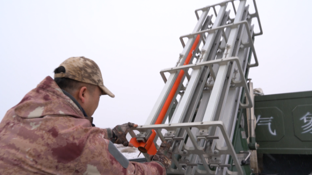 伊州区开展人工降雪保障农业生产