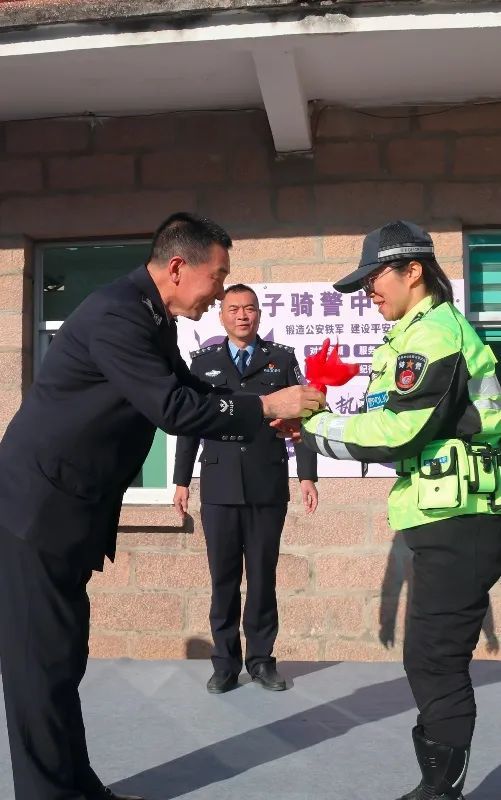 飒霞浦交警女骑警正式亮相