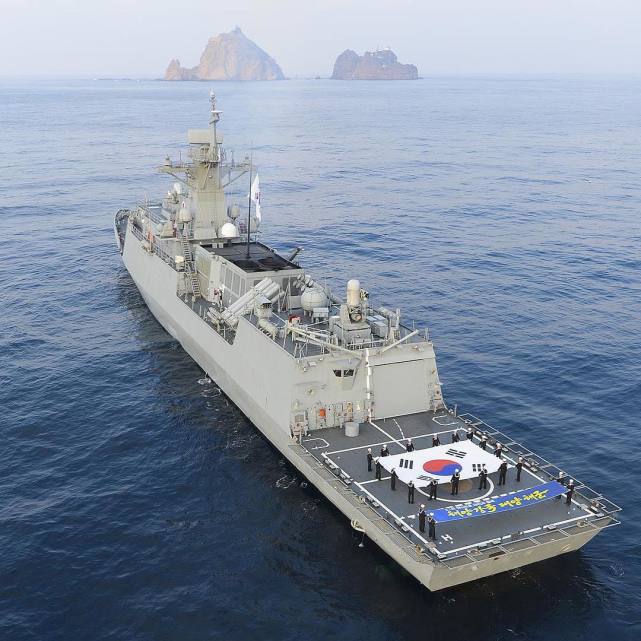 韩国海军最新一代护卫舰服役,1坑4枚舰空导弹,054a都没有