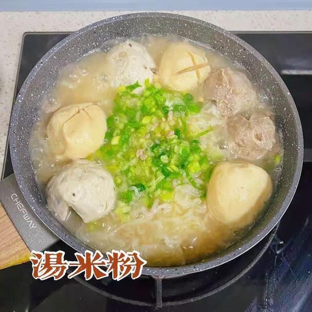 準備食材:米粉,瘦肉,肉丸,醬油,香油,鹽,生粉,蠔油,雞精,青菜,蒜,芹菜