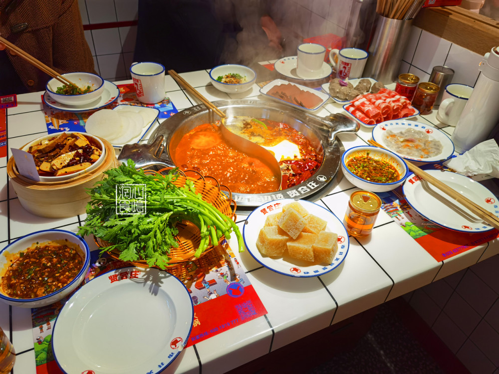 打卡明星火锅店"贤合庄",一家四口花了280元,老婆:不会再来
