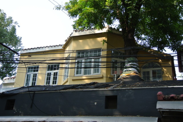 干面胡同57号甲是临街开门,小楼是西班牙风格新式建筑,坐北朝南,地上