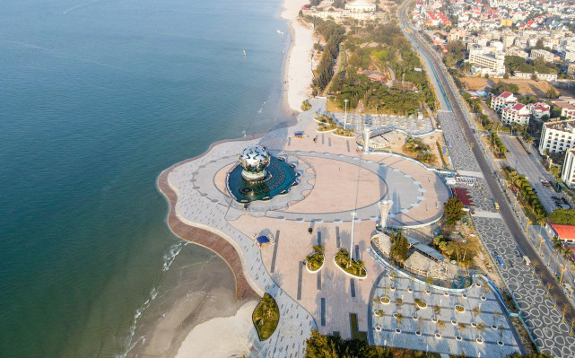 项目有17个,包括高端酒店群,"潮"雕塑重建,海滩公园广场环境提升,罗马