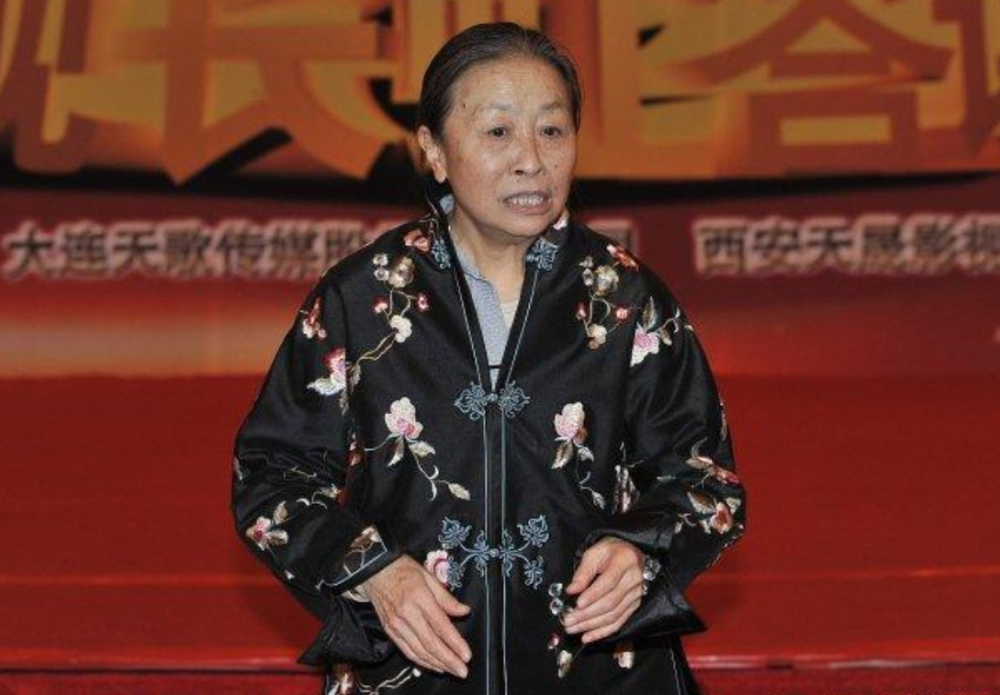 张少华认真打扮挺时髦,穿刺绣"中国风"外套有潮范,洋气老奶奶