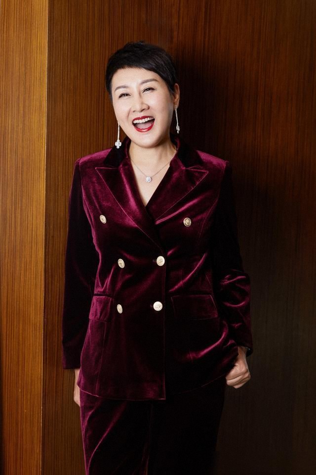 张凯丽越老越会穿,穿棕色皮衣配马丁靴上央视,时髦霸气又抢镜