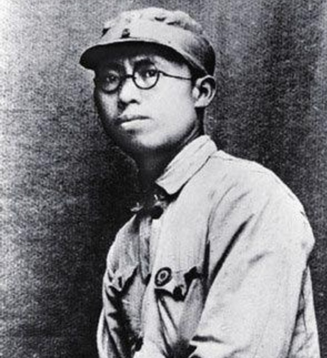 他是十大元帅中的唯一大学生因资历浅备受争议主动降级被拒绝