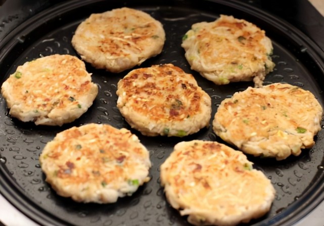 天冷后要多吃白萝卜,教你萝卜饼做法,手不粘面,3分钟就能出锅