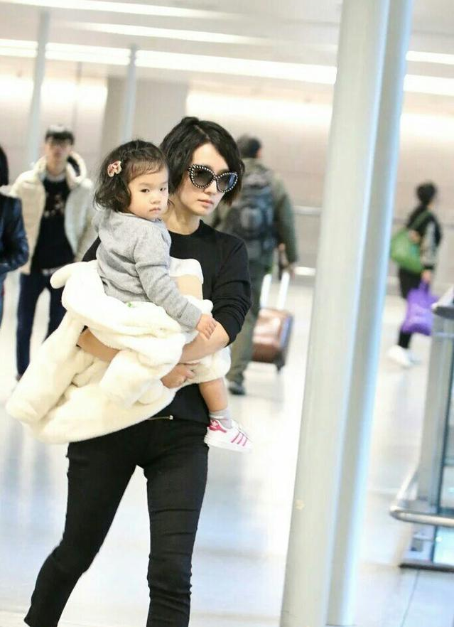 文章小女儿已长大扎起马尾辫穿羽绒款蓬蓬裙度假归来像洋娃娃